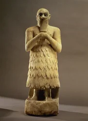 紀元前2500年頃、ユーフラテス川中流域のマリで発見された、女神イシュタルを崇拝する官吏または執事エビー・イルの像（石膏、ラピスラズリ）（詳細は93166を参照のこと