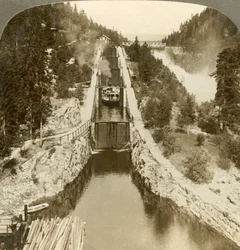ノルウェーのバンダクノールジョの水門で、ヴラン滝の横にある丘を登る蒸気船。c1905年。