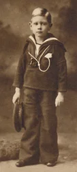 まだセーラー服-6歳のアルバート王子、c1901 1937