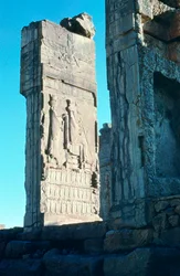 紀元前500年、南イランのペルセポリス、100柱のホールへの玄関口からの石のレリーフ