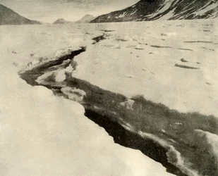 真夏のフェラーラ氷河の真ん中に流れる水の流れ、c1908、1909。