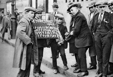 ロンドンのキングスクロスでサッカーの好意を売るストリートホーカー、1911 1926-1927