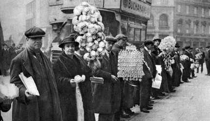 1926年から1927年にロンドンのウォルハムグリーンでサッカーの好意を売るストリートホーカー