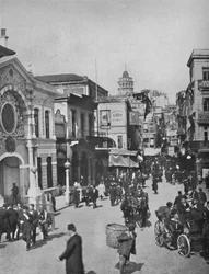 橋の端から見たガラタの街路、コンスタンティノープル、1913年