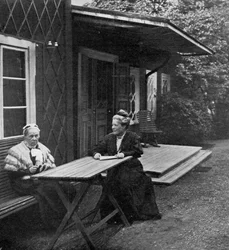 スウェーデンの作家セルマラガーロフと母親のルイーズ、1909年