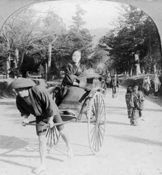 1901年、奈良の公園を散策