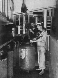 潜水艦の鉱山を店から出す、1914年
