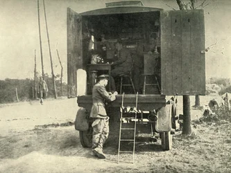 1919年にRAFカイトバルーンセクションに取り付けられた電話ローリー交換。