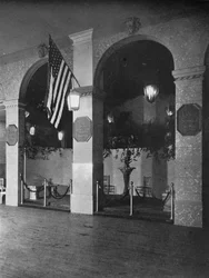 永久的な桟橋と組み合わされた一時的なアーチ、1924