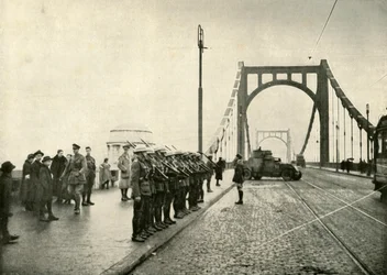 1919年、ケルンのライン川に架かる橋を守っている18人目の夫人。