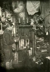 アセチレンガスプラント、ドアの向こう、c1908、1909