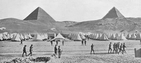 1914年にピラミッドの近くに野営したエジプトのオーストラリア軍