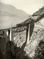 ロッチベルク本線のバルツィーダー高架橋...、1935-36。