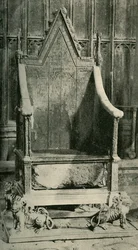 古代の石を含む戴冠式椅子、1902年。