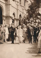 1927年ブリスベンでレセプションを去るヨーク公爵夫人とエリザベス女王