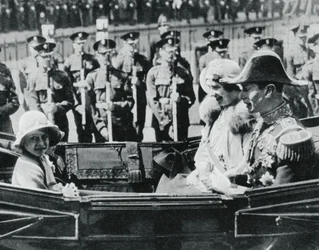 ヨーク公爵と公爵夫人、娘とセントポール大聖堂を離れる1935年、1937年