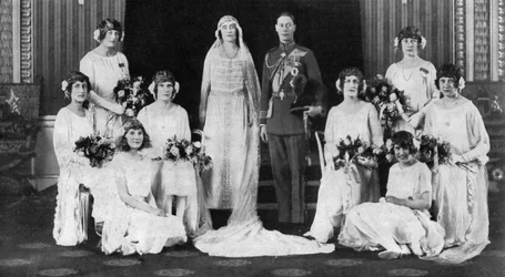 1923年に8人の花嫁介添人に囲まれたヨーク公爵と公爵夫人