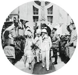 1927年、1937年、ジャマイカ、キングストンのベンボウ提督の墓を訪れたヨーク公爵と公爵夫人