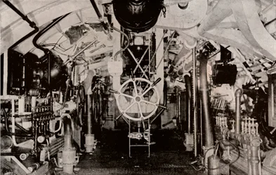 オランダ潜水艦のエンジンルーム、c1916