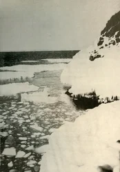 最初の着陸場所、湾の氷の破壊と北への漂流を示す、1908年、1909年