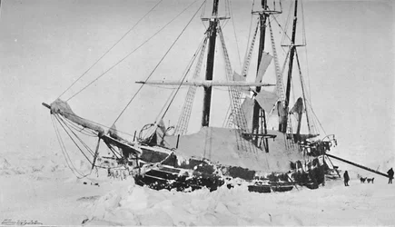 圧力マウンドから掘り出されたときのフラム。 1897年1895年3月末