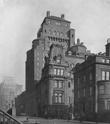 1924年ニューヨーク市、マディソンアベニューからの友愛クラブビルディング