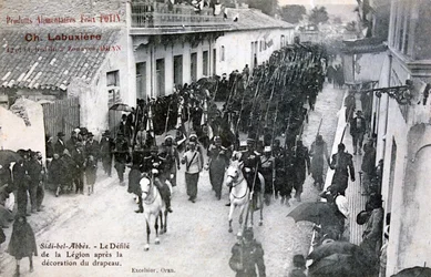 1906年、アルジェリアのシディベルアベスの通りを練り歩くフランス外人部隊