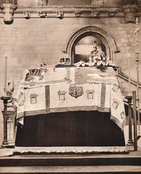 1936年、ウェストミンスターホールにあるキングジョージの棺の上の王冠、オーブ、セプター