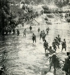 1919年、ドイツの東アフリカ、ルーウー川を横断するキングスアフリカンライフル。