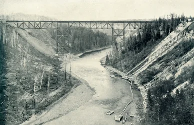 ロッキー山脈の東にある最も高い橋、1922年。
