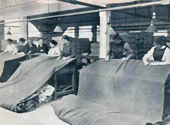 カーキの作成：完成した布の検査、c1914。