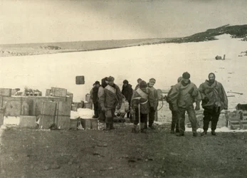 小屋を離れるエレバス山を登った党、1908年、1909年。