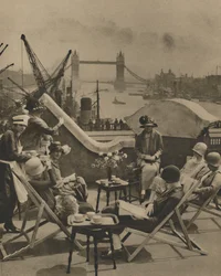 1920年代の都市の女性のためのラングボーンクラブの屋上庭園のプール、c1935。