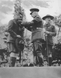 1922年1936年、コンノート公爵によってシルバーウルフに投資されたプリンスオブウェールズ。