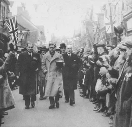 1932年にウェールズを訪れたときにグラモーガンのポースの人々から迎えられたプリンスオブウェールズ