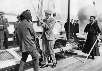 1922年に日本のフェンシングヘルメットをテストしたプリンスオブウェールズ