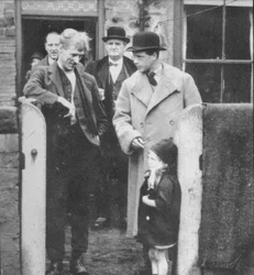 1929年1936年、イングランド北東部の鉱山労働者の別荘を訪れたプリンスオブウェールズ