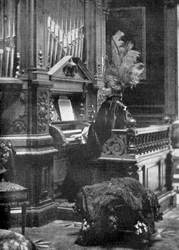 ルーマニアの女王がオルガンを演奏、1904