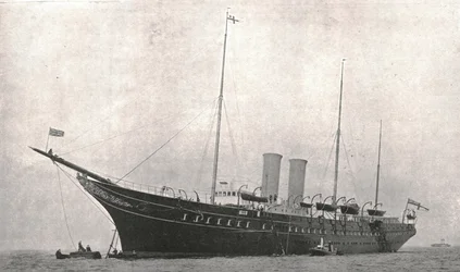 1902年8月6日、ワイト島のカウズを出発するロイヤルヨット。