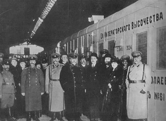 1915年に前線に向かう赤十字列車を検査するロシアの戦争大臣
