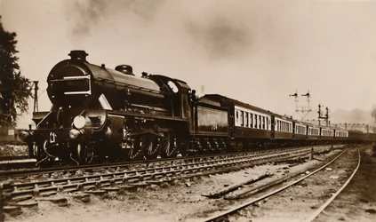 SRドーバーボートトレイン、ガウェイン卿によって運ばれたアーサー王型機関車、c1930。