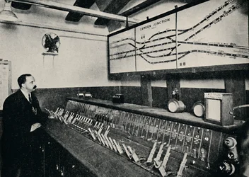 チューブ鉄道ジャンクションでの信号ボックス、1926
