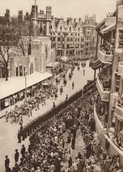 1937年国王ジョージ6世の戴冠式の後、州の監督がウェストミンスター寺院を去る