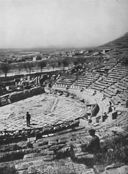 1913年、アクロポリスの南斜面にあるディオニュソス劇場