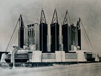 旅行と輸送の建物、1932年1933年。