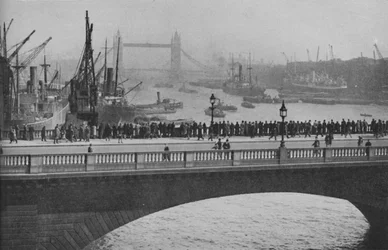 1936年、ロンドン港で最もにぎやかなセクションの1つであるロンドン橋の上部プール