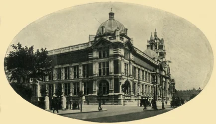 ビクトリアアンドアルバート博物館、ロンドン、1914年。