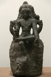 ヴィクトリア・アンド・アルバート博物館。ダクシナムルティとしてのシヴァ。1200-1300.チョーラ時代後期。花崗岩。南インド（タミル・ナードゥ州）。イギリス