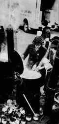 WVSは多くの仕事をしました。これがフィールドキッチンを管理するWVS女性です、c1941 1942