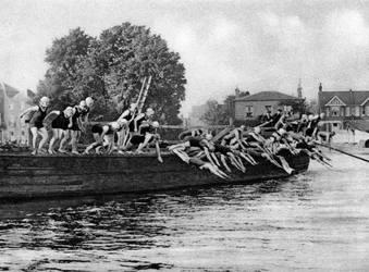 毎年恒例のキューからパトニーまでの水泳レース、ロンドン、1926-1927
